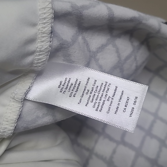 Talbots petites print stretch front lined top size large - Picture 3 of 4